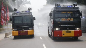 Kurangi Dampak Polusi Udara, Polda Metro Kerahkan 4 Mobil Water Cannon Semprot Jalan Protokol