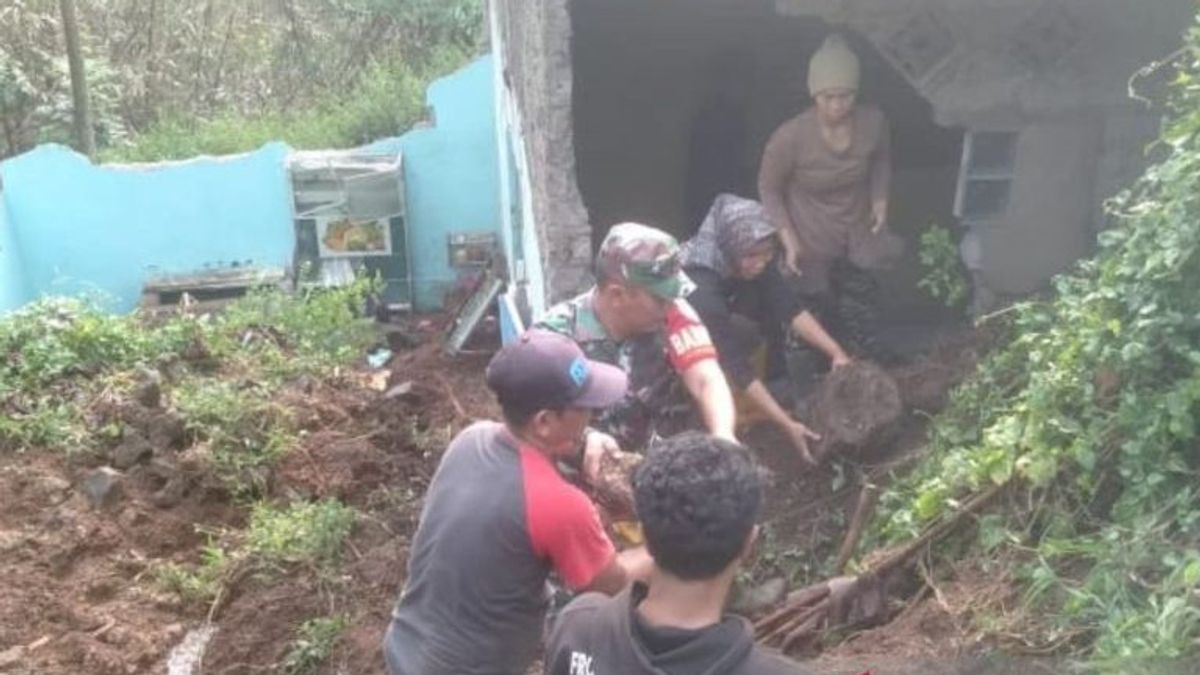 Sukaluyu Cianjur的一所房屋在大雨后严重受损,数十人受到山体滑坡的威胁