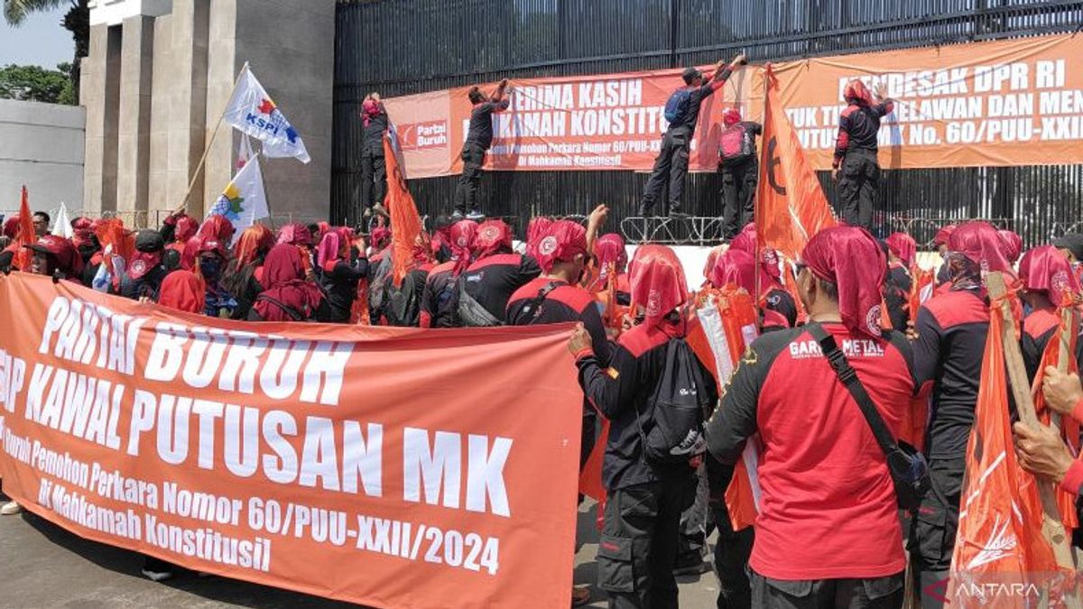 Ask For Regional Head Election Regulations To Be Issued In Accordance With Constitutional Court Decisions, Hundreds Of Workers 'Tongkrongi' KPU Today