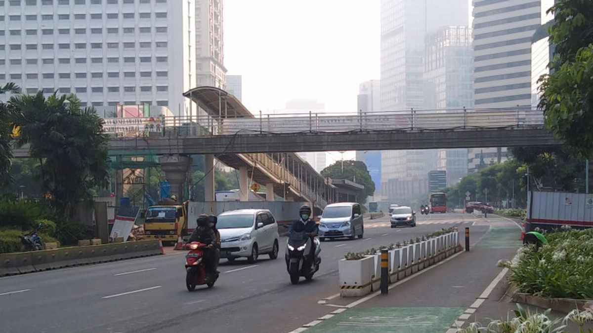 Traffic On Jalan Sudirman Jakarta Is Normal On Day Three Of Emergency PPKM, There Is A Diversion In Semanggi