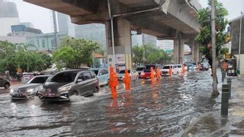 洪水通行证，交通堵塞后来在雅加达