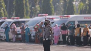 220 Personel Polisi Kawal 60 Ambulans untuk Jemput Pasien COVID-19 Isoman