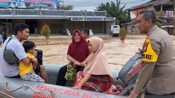 The Heroic Action Of The Head Of The Rokan Hulu Police In Evacuating Pregnant Women In The Middle Of A Flood, Husband: Since We Was Little Nothing Has Been Like This