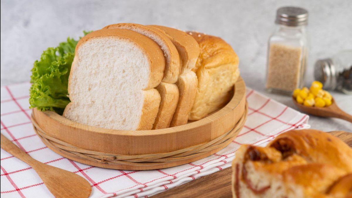 新鮮なパンとそれを作るためのレシピからの4つのスナック:朝食のためにシンプル