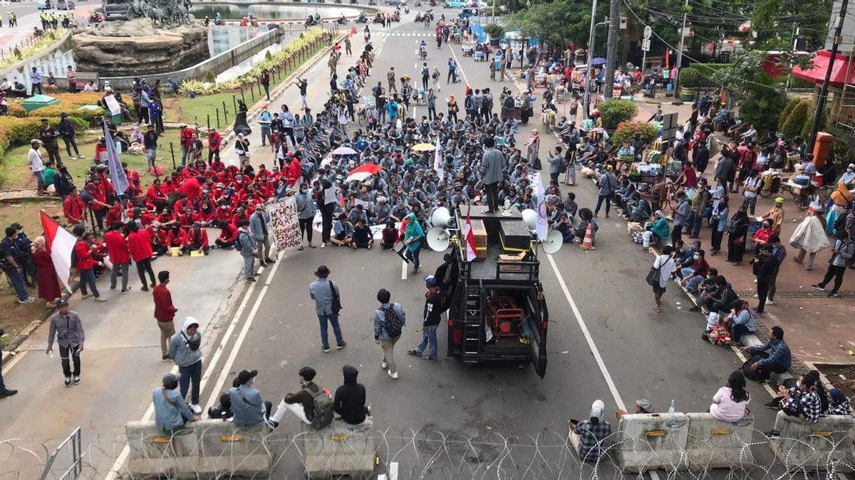 Mahasiswa Berkumpul di Patung Kuda, Bawa Spanduk "Mohon Maaf Sedang Ada Perbaikan Demokrasi"