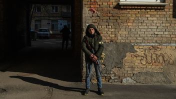 Siap Hadapi Tentara Rusia dengan Tombak Jika Kehabisan Barikade, Warga Kyiv: Kami Tidak Tahu Bertarung, Tapi Bisa Berguna