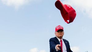 Trump Tak Lempar Handuk Apalagi Angkat Topi