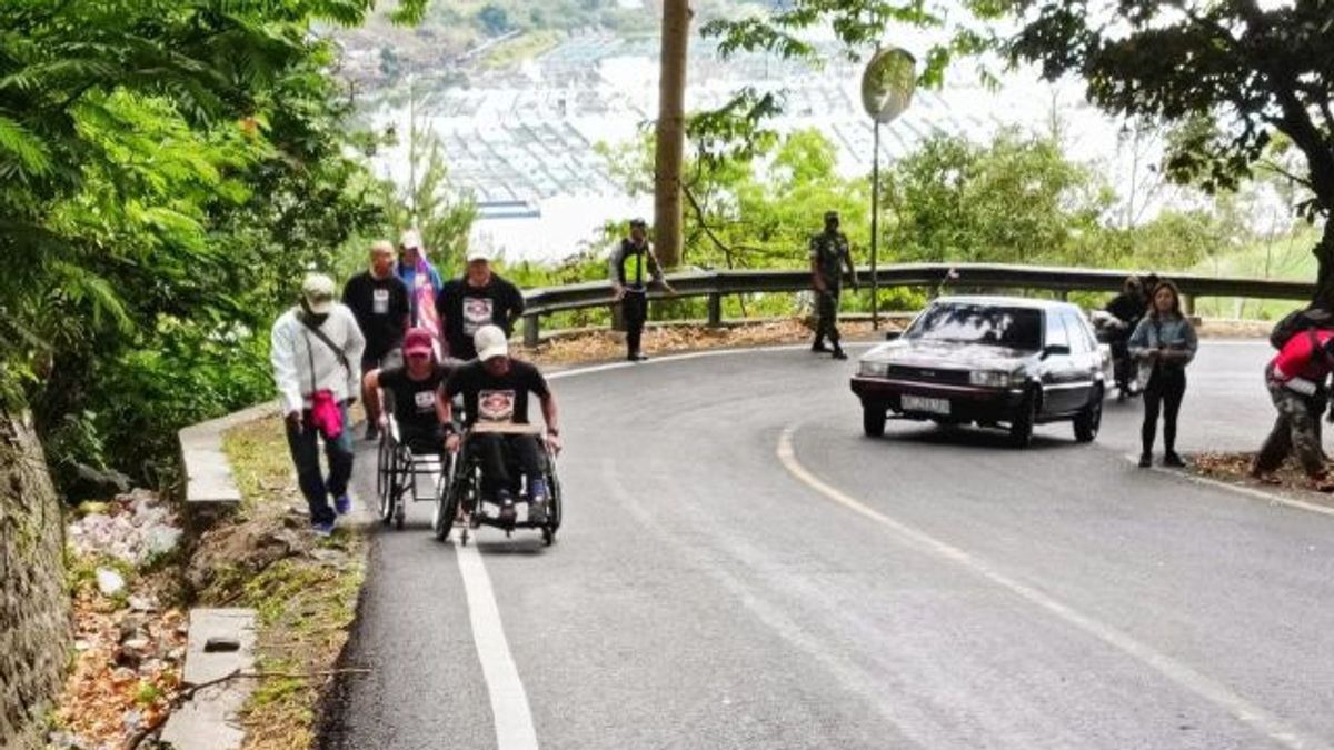 People With Disabilities Of Wheelchair Wood As Far As 5 Km In Tanjakan To Bring The Red And White Flag In The Spirit Of Independence