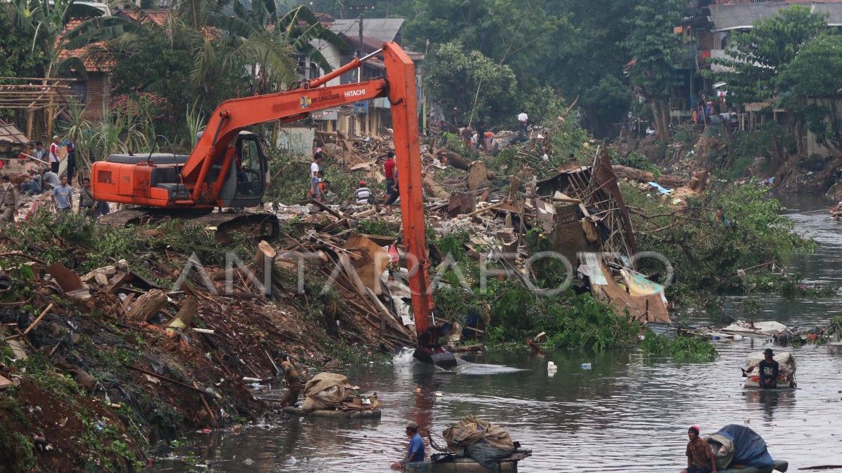 Memories Of Today, August 21, 2015: Overcoming Jakarta Floods, Pulo Village Is Evicted