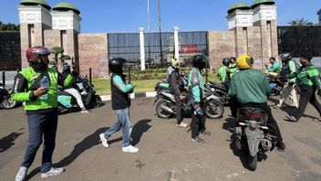 Datangi Depan Gedung DPR Pagi Ini, Sekelompok Driver Ojol: Woy Pembunuh!
