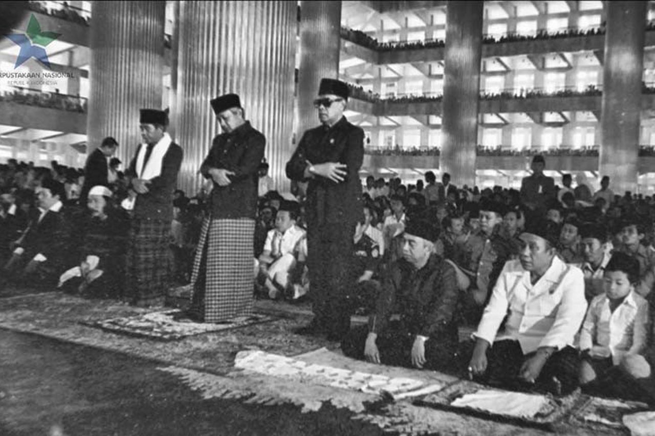 スハルト大統領は、1978年11月11日、今日、歴史の中でイスティクラルモスクでイードアルアドハーと犠牲を祈っています
