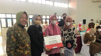 门索斯·里斯马向西爪哇的6名罕见病患者分发援助物资