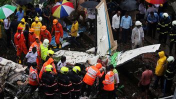 Pesawat India Terbelah Dua, Sedikitnya 17 Orang Tewas 