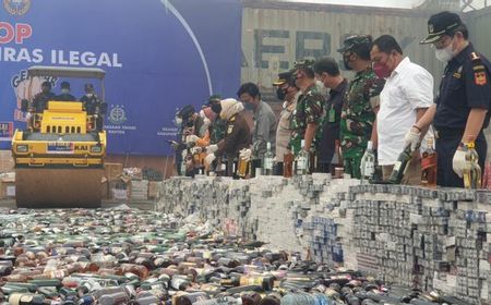 Ratusan Botol Miras, Rokok dan Liquid Vape Ilegal Dimusnahkan, Negara Dirugikan Rp9,8 Miliar