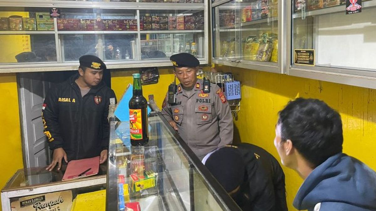 Police Confiscate Thousands Of Bottles Of Alcohol In Garut
