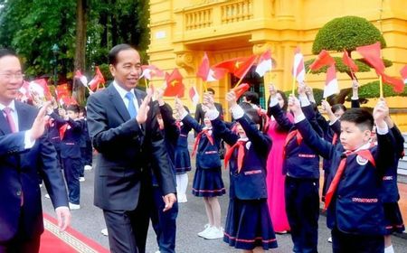 Tiba di Istana Presiden Vietnam, Jokowi Diberikan Bunga oleh Seorang Bocah