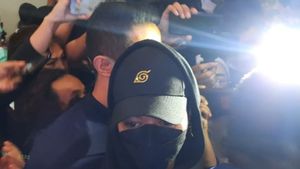 Datang Pakai Topi Naruto, Reza Arap Pulang dengan Penyitaan Donasi Rp1 Miliar dari Doni Salmanan  