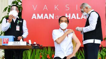 Jokowi Makes Hand Shaking Dr. Abdul Muttalib
