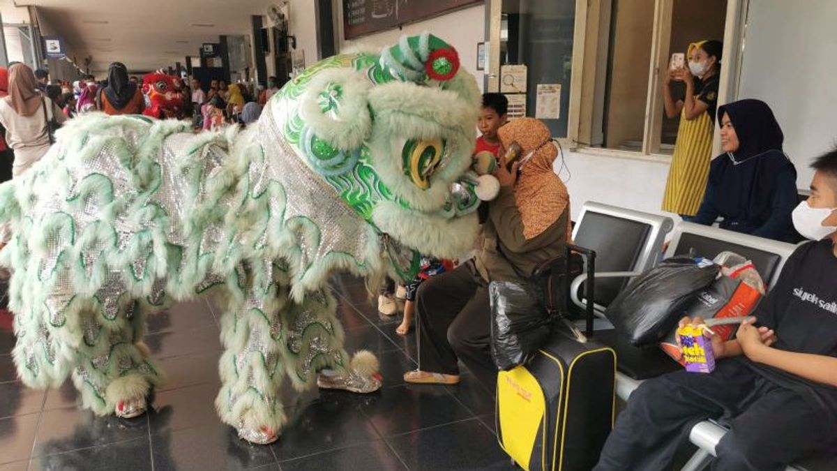 For 2 Hours, The 2023 Chinese New Year Holiday Barongsai At Madiun Station