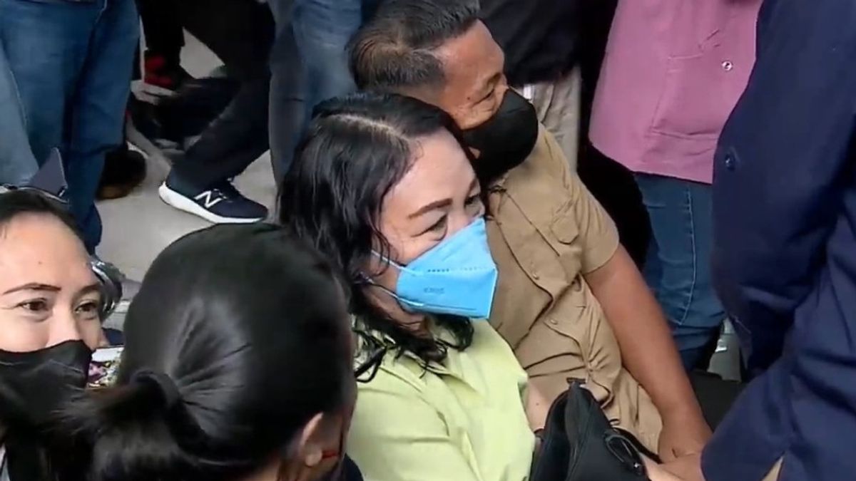 Bharada E's Hug For His Father And Mother Before Being Examined As A Defendant At The South Jakarta District Court