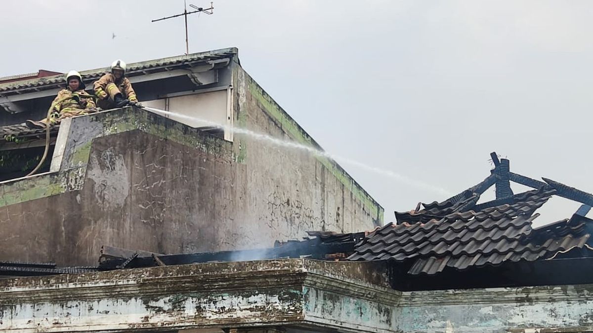 ODGJ Main Api di Dalam Rumah Sampai Bikin Panik Tetangga, Warga: Orang Stres <i>Mah</i> Bebas