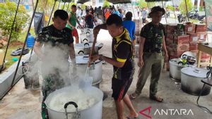 TNI AD Bikin Dapur Umum untuk Konsumsi 1.100 Relawan Bencana Longsor Pulau Serasan, Natuna
