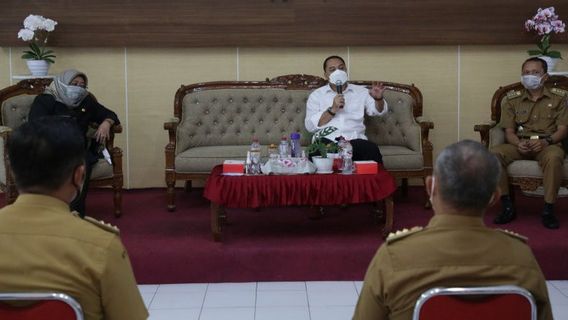 Maire Eri Cahyadi à Lurah-Camat: Let Jenengan Happy Surabaya Residents