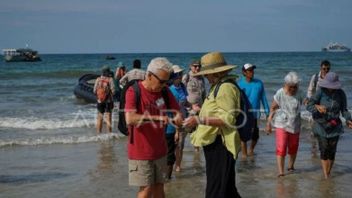 Kapal Pesiar MV Coral Geografer Berlabuh di Bulukumba