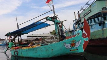الطقس السيئ في بيكالونغان ، يختار الصيادون ضبط الآلات بدلا من الذهاب إلى البحر