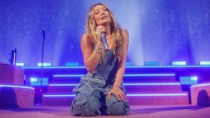 Hilary Duff Kembali Tampil di Atas Panggung Setelah 10 Tahun