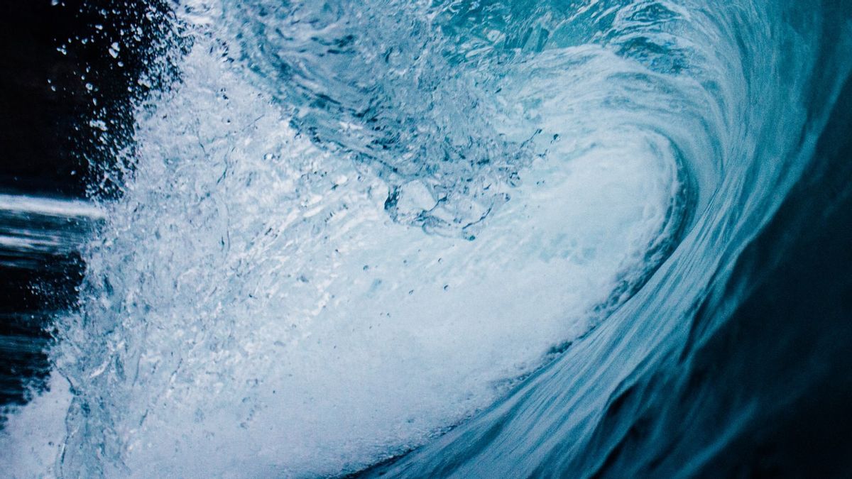 非常高的波浪有可能出现在NTT水域中，BMKG预测它可以高达6米