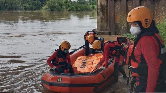 东部奥密特区马尔塔普拉河溺水中学生的尸体被搜救队发现