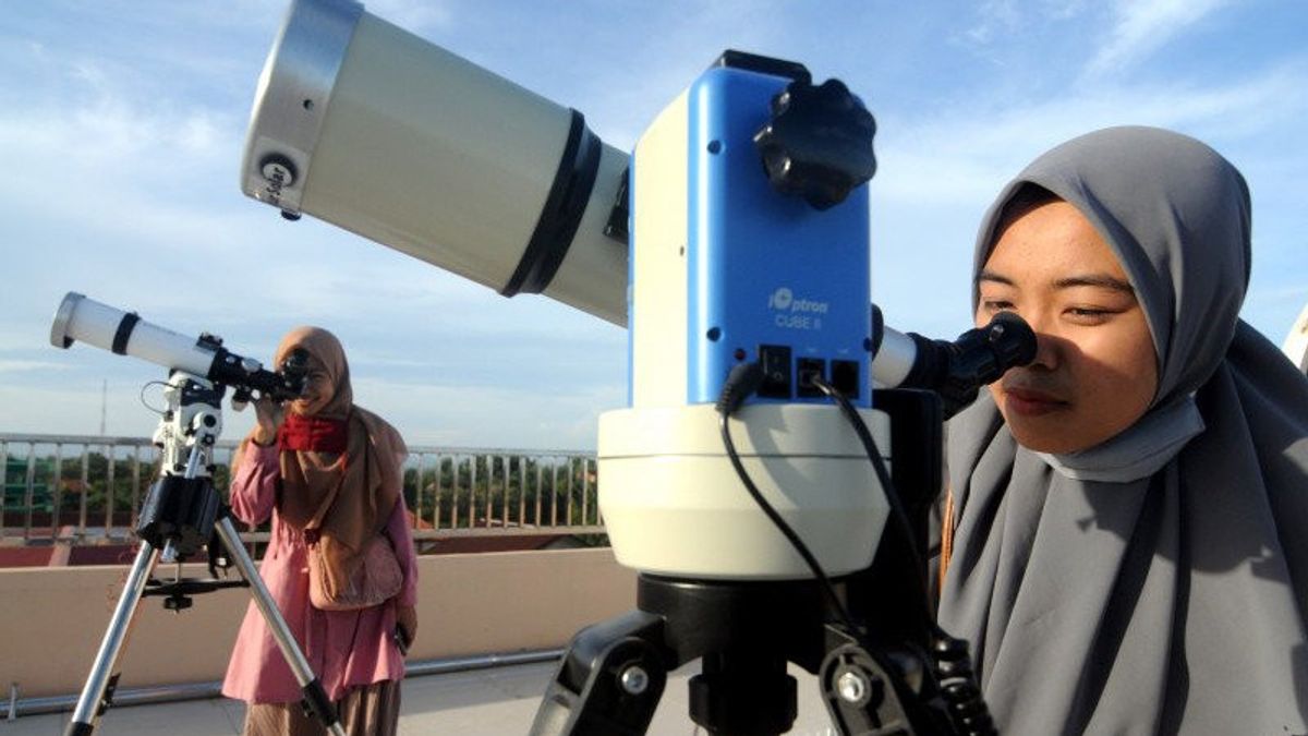 混合日食现象发生在4月20日印度尼西亚的天空中