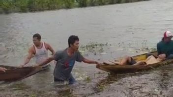 用独木舟搜索被淹没的稻田，Kudus的2个男孩失踪溺水