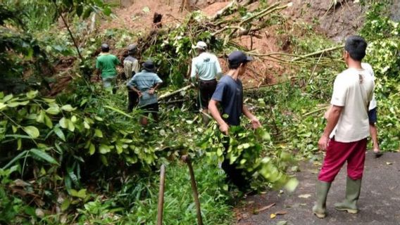 3 Mètres De Matériau De Glissement De Terrain Ferme La Route Du Village De Takokak-Cianjur, Les Résidents Et TNI Et La Police Sont Une Coopération Mutuelle