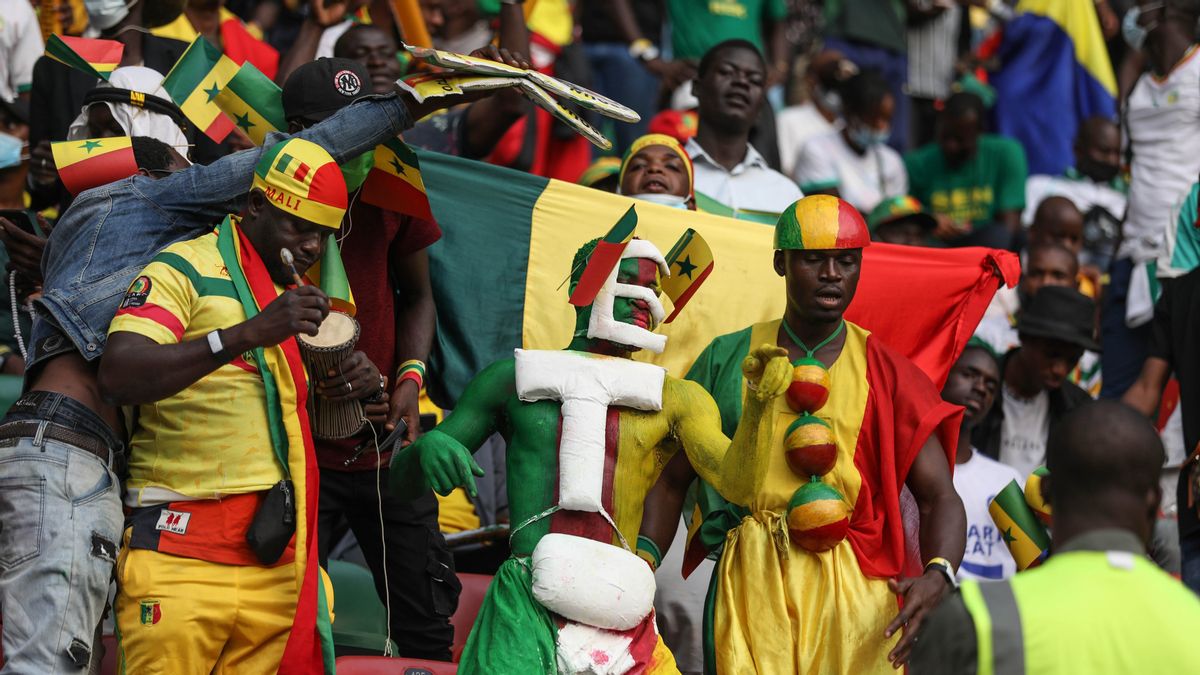 塞内加尔党，欢呼和汽车喇叭鸣叫欢迎萨迪奥·马内等人赢得2021年非洲国家杯