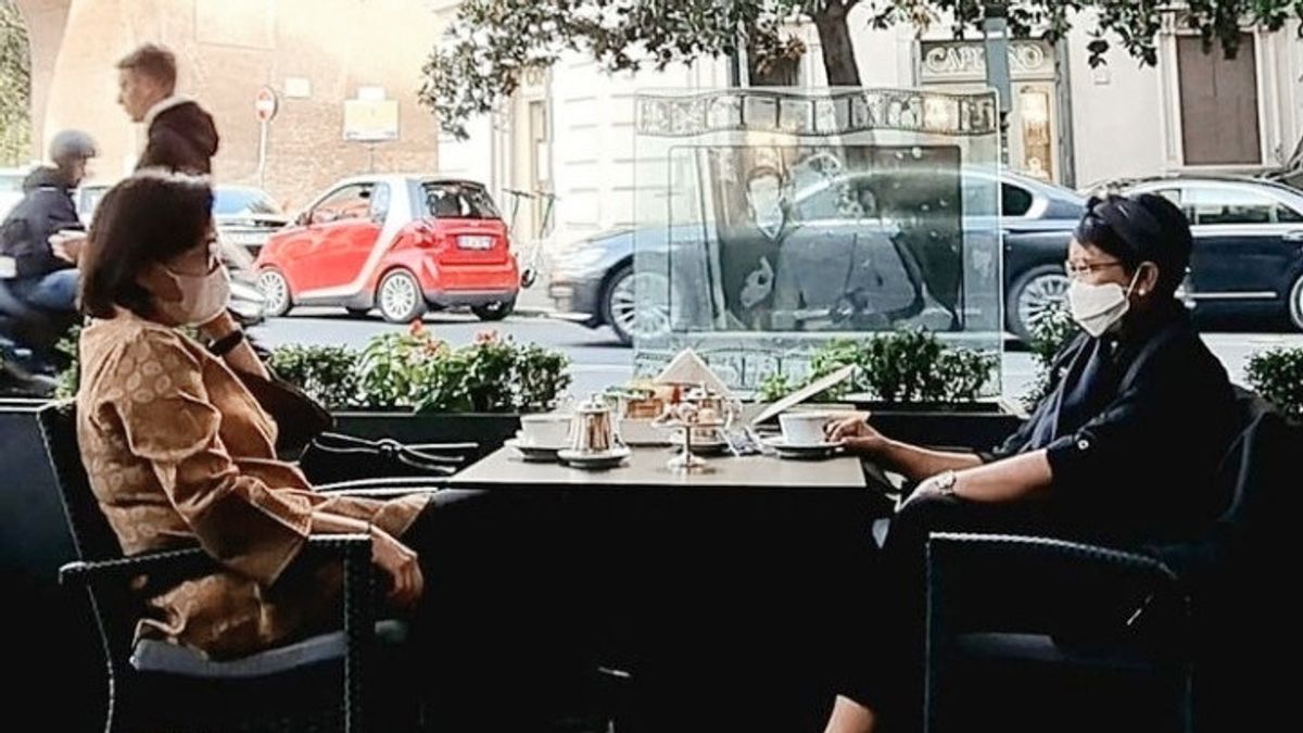 G20の前にイタリアのカフェで飲むのがかっこいいスリ・ムリャニとレトノ外相の親密さを見る