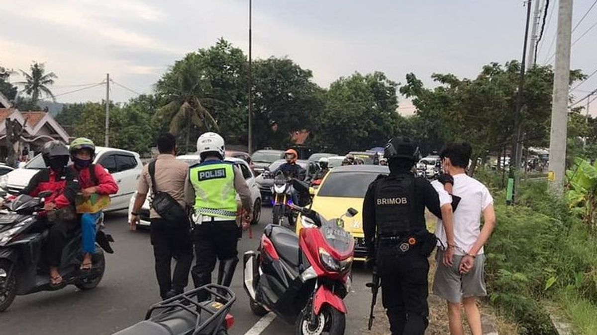 Yellow VW Car With Jakarta Plate Hits A Policeman Until He Bounced In Prambanan