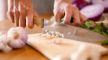 Tips For Slicing Onions Without Making Your Eyes Sore