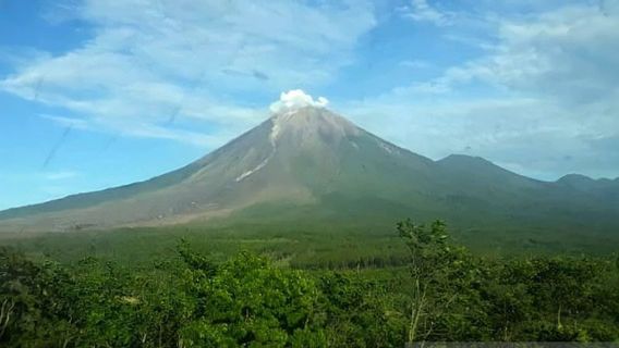 The Geological Agency Of Energy And Mineral Resources Ranks The Status Of Mount Semeru In East Java. Watch Out To Alert