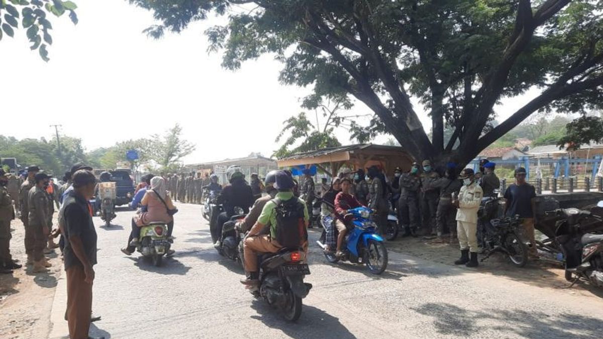 Lapaknya Digusur, PKL Pasar Tegal Danan Bekasi:Kalimalang Inspection Road的边缘以及国家土地也必须整理