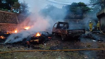 ジャティネガラのバクカーは、住民がゴミを燃やしたために焦げています   