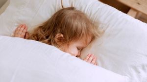 Apa yang Harus Orang Tua Lakukan Agar Anak Mau Tidur Sendiri?