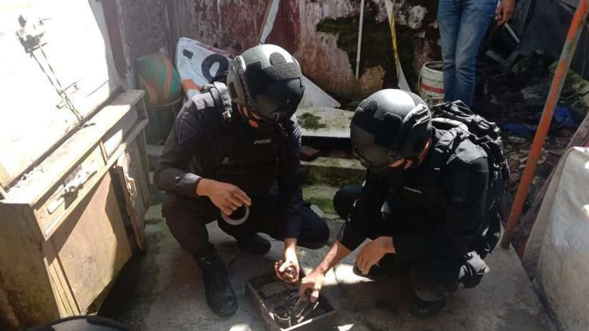 Jihandak Central Java Police Detonate Grenade Found In Temanggung
