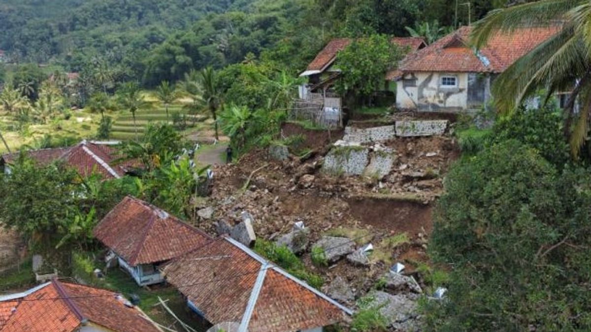 Landslides In Tasikmalaya Damaged 5 Residents' Houses, 15 People Forced To Evacuate