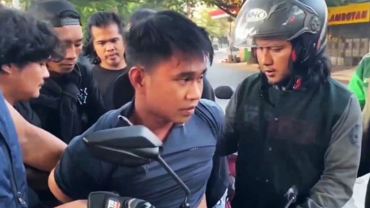 La police arrête 2 policiers interdits qui ont saisi une moto de mode Razia à Makassar