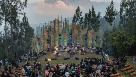 Mocca et Bilal Indrajaya dans la première phase de la série Jazz Gunung 2026 à Slamet et Bromo