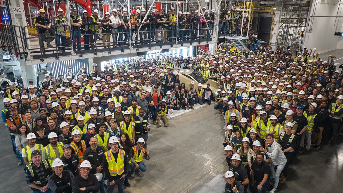 세계 최초의 테슬라 사이버카가 생산 라인에서 나왔다.