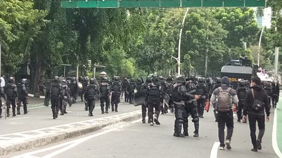 Demo Tolak UU Cipta Kerja Hari Ini Ricuh, 500 Anarko Ditangkap Polisi