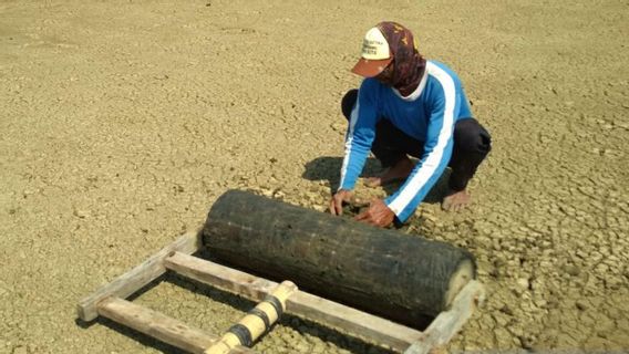 En prévision de la sécheresse à Kudus, BPBD a préparé 2 camions-citernes et 12 réservoirs d'eau